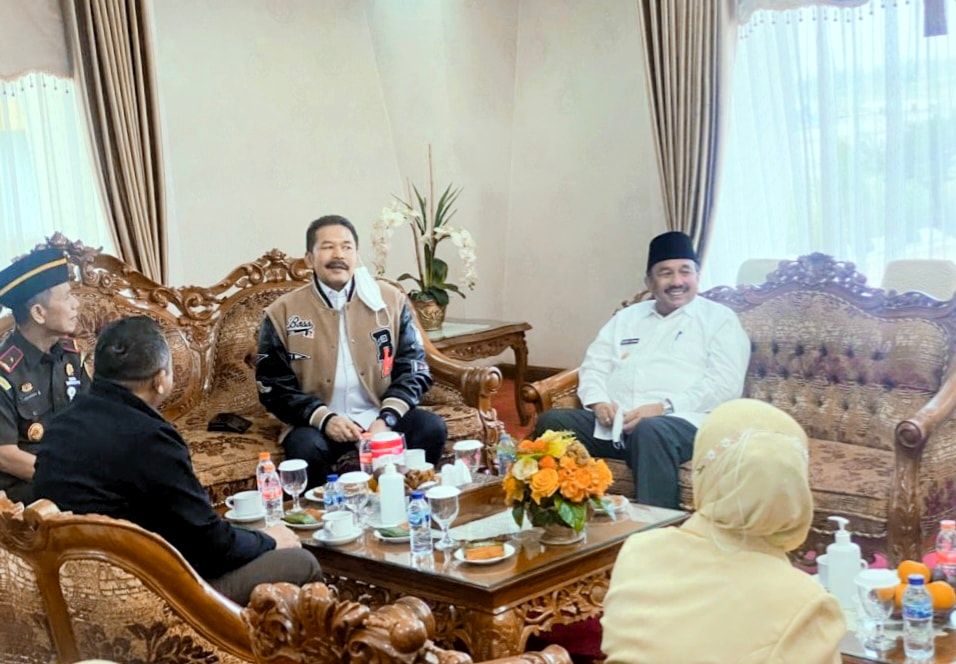 pertemuan H. Benny Utama dengan Prof. Dr. H. Sanitiar Burhanuddin Jaksa Agung Republik Indonesia dan Ny. Sruning Burhanuddin