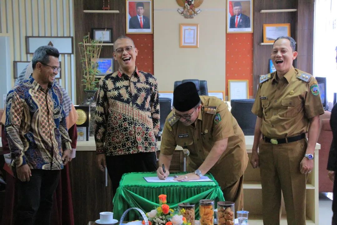  Bupati Pasaman H. Benny Utama didampingi Wakil Bupati Pasaman Sabar A.S dan Sekretaris Daerah Kabupaten Pasaman Mara Ondak menyambut kunjungan Universitas Bung Hatta dalam rangka Penandatangan MoU antara Pemerintah Kabupaten